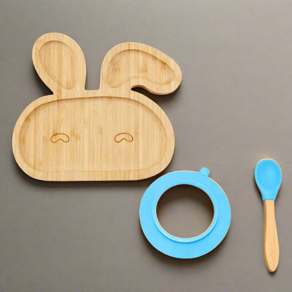 Bamboo baby bowl with suction base and matching spoon. Non-toxic, BPA-free, and eco-friendly, ideal for baby-led weaning and mess-free meals