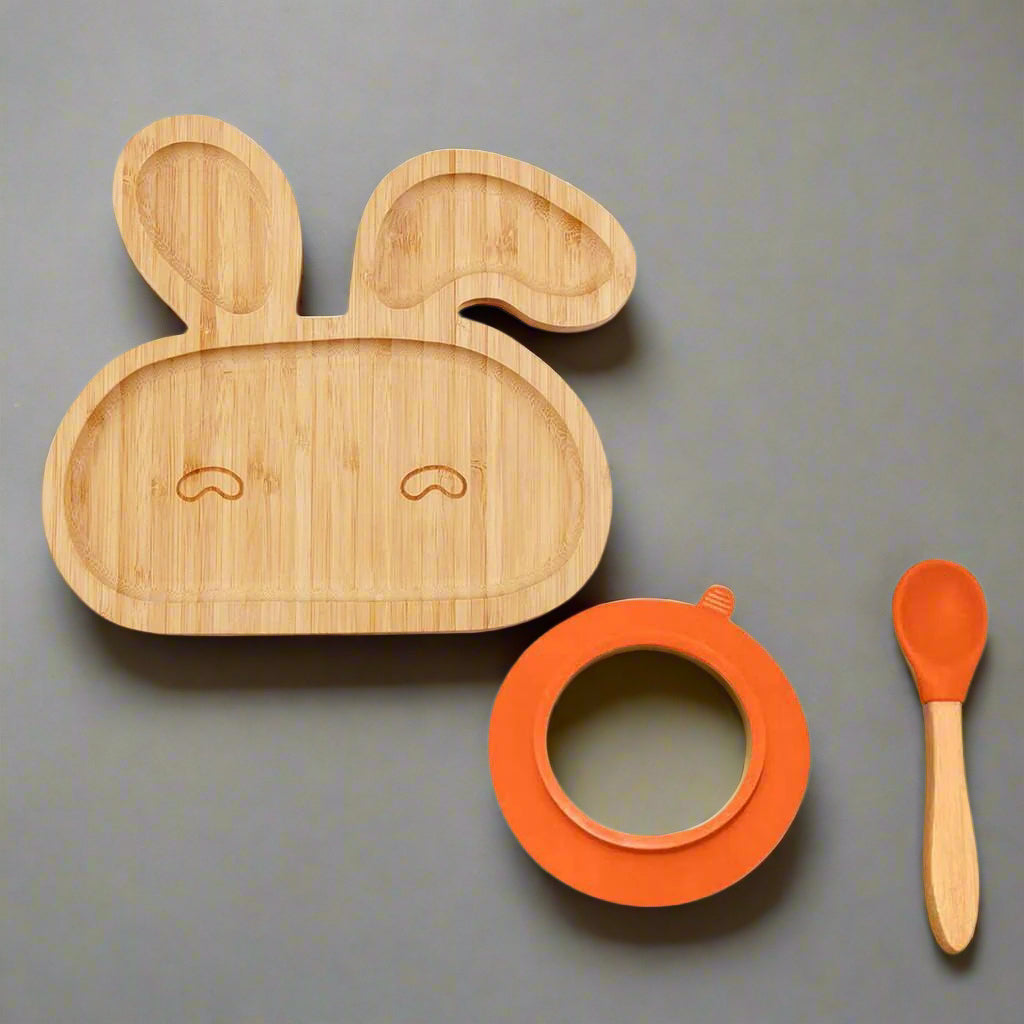 Bamboo baby bowl with suction base and matching spoon. Non-toxic, BPA-free, and eco-friendly, ideal for baby-led weaning and mess-free meals